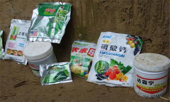 根據(jù)不同病蟲害的種類選擇農藥品種和劑型